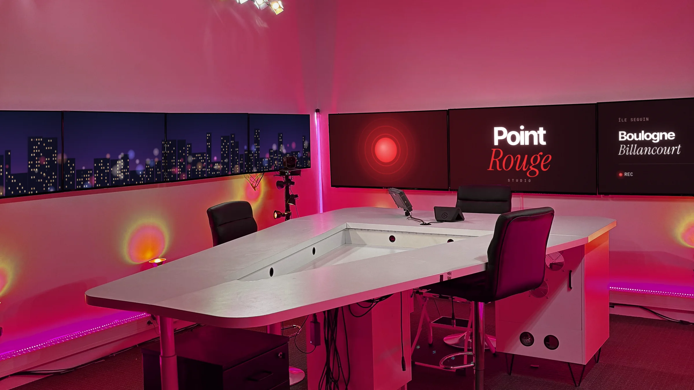 Le plateau en lumière rouge