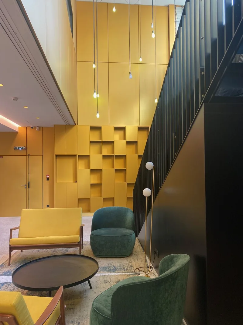 Le lounge avec fauteuils jaunes et verts