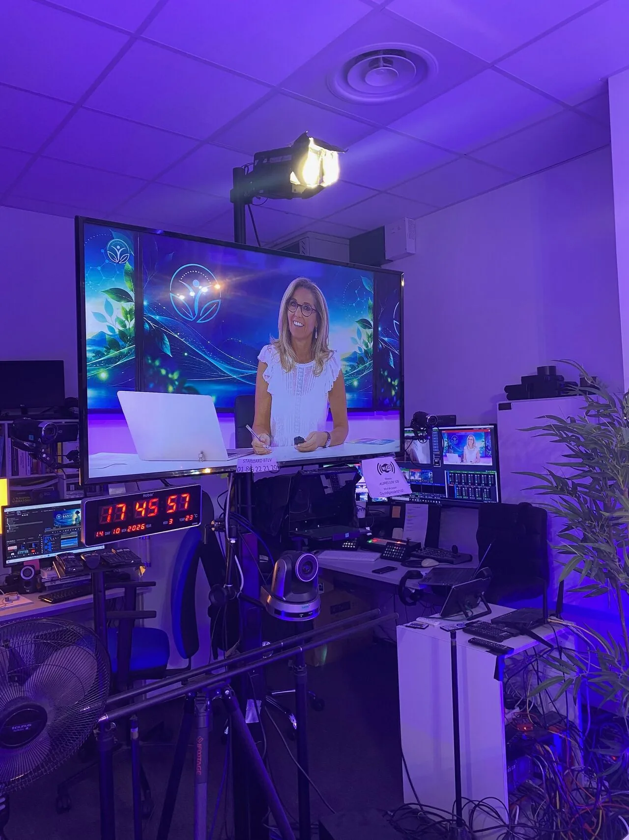 La régie pendant un tournage : caméra PTZ, retour plateau et timecode