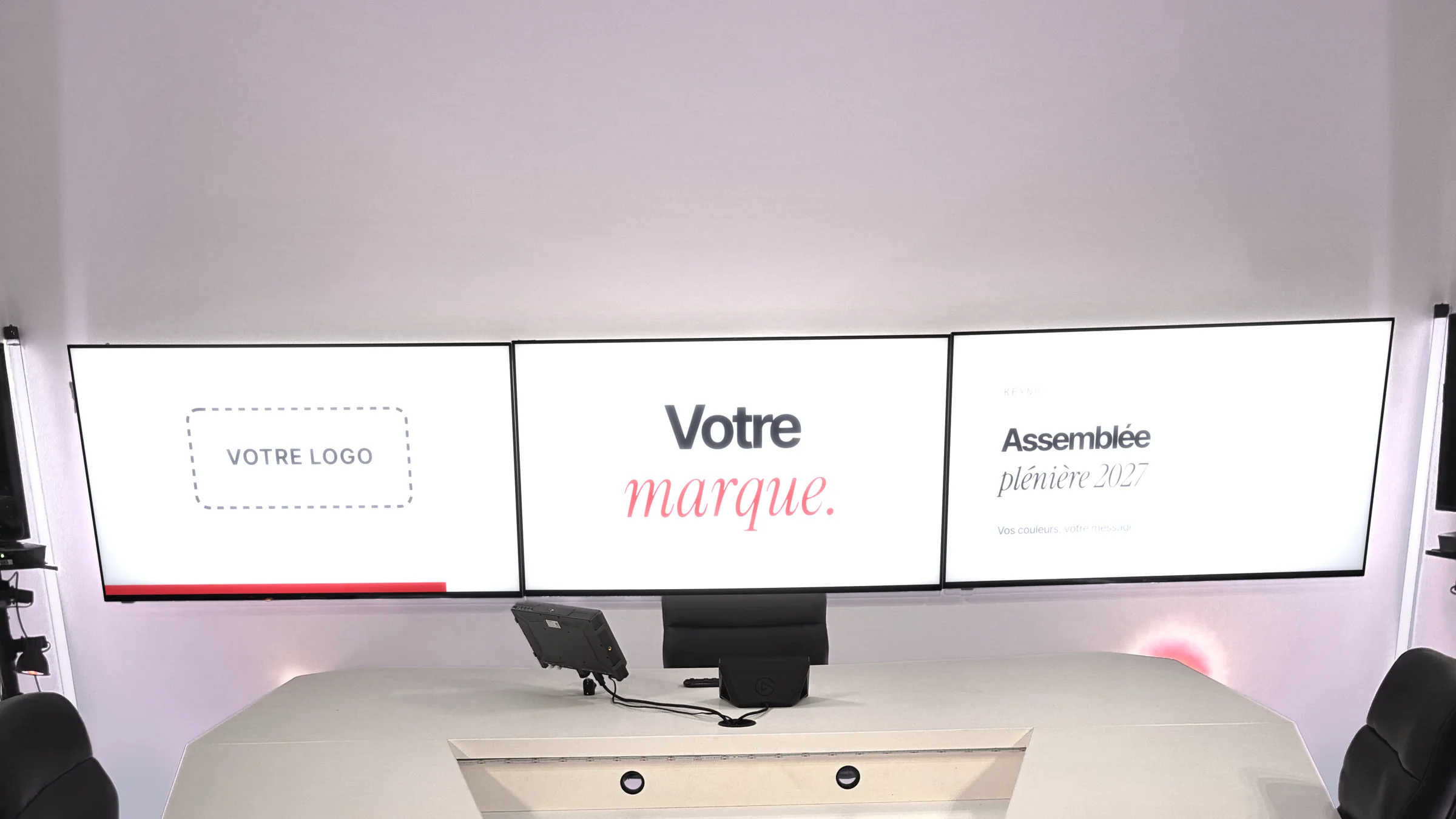 Configuration corporate en lumière blanche, logo client sur les écrans