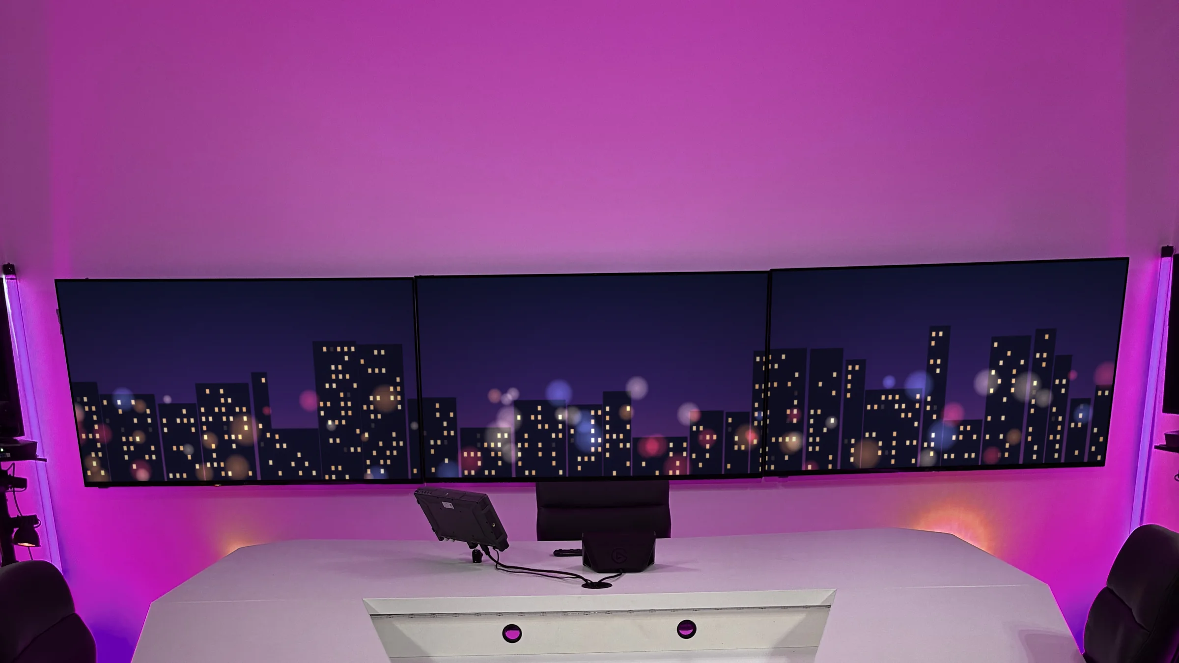 Configuration night-show en lumière magenta avec skyline