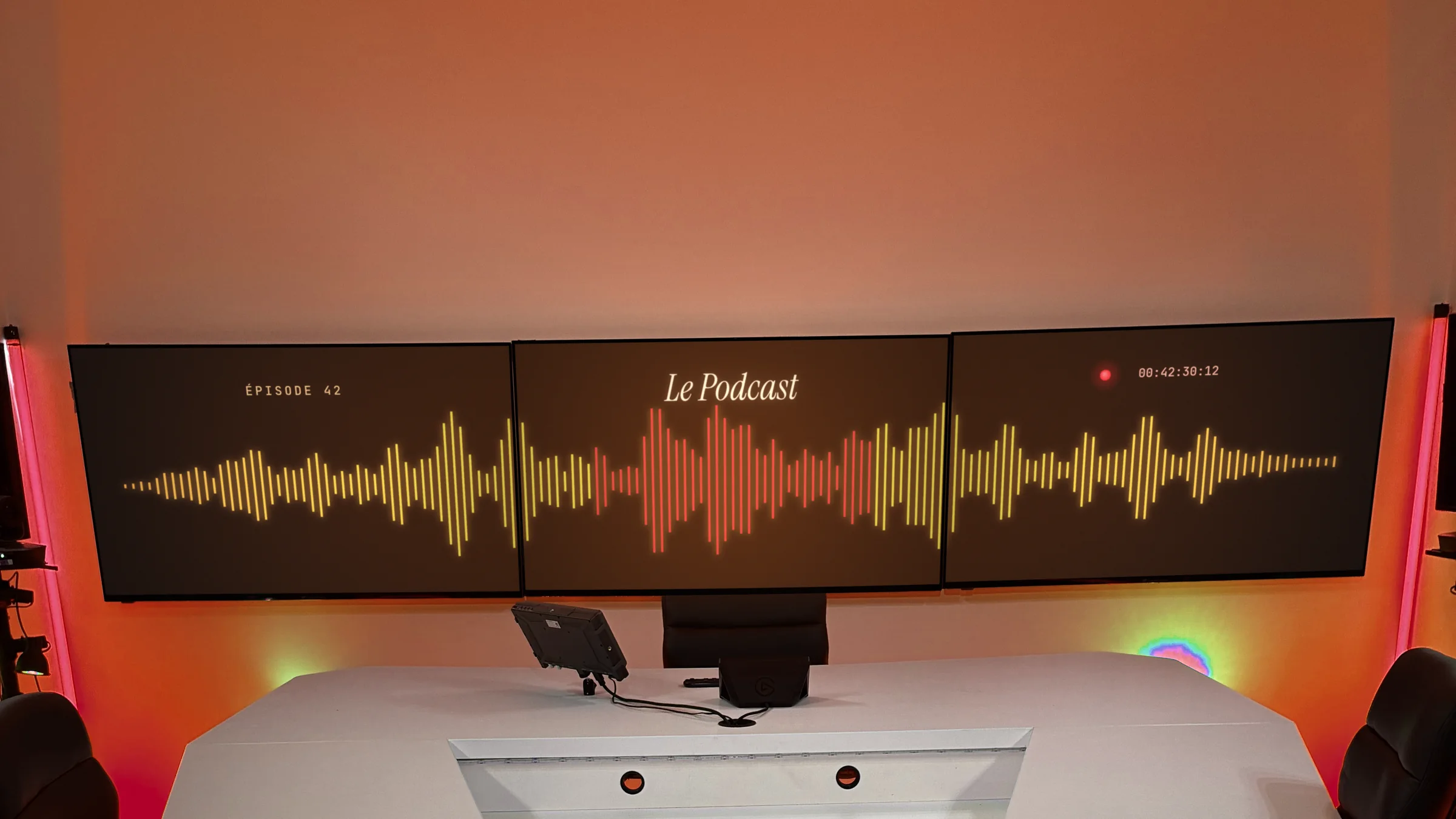 Configuration podcast vidéo en lumière ambrée avec forme d'onde